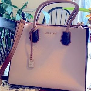 Authentic Michael Kors Leather Purse!